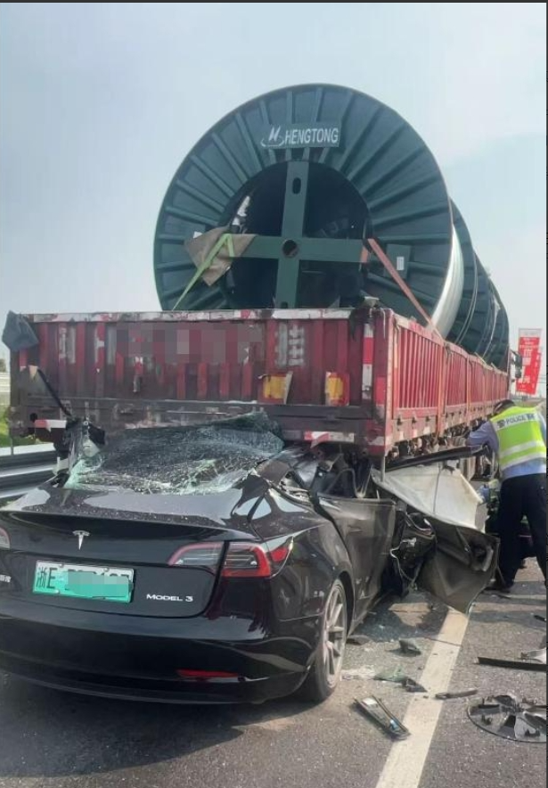 特斯拉高速追尾大货车：撞击没减速，真相究竟几何？