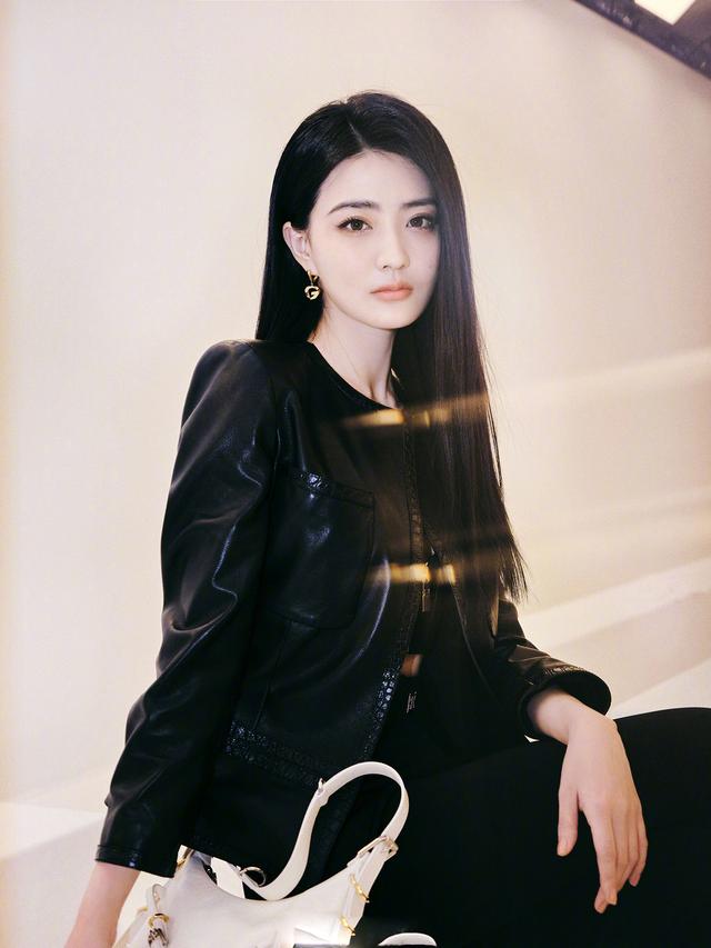 31 岁徐璐 “反差” 穿搭！修身皮装勾勒曲线，超 A 气场惊艳全场