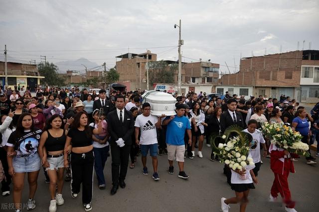 突发！百色葬礼遭狂风暴雨，墙体倒塌致多人死伤，责任究竟在谁？