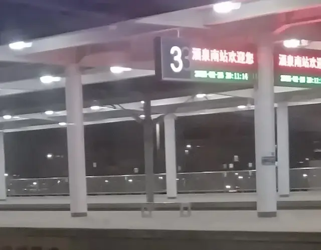 Z595次列车在临泽南至酒泉南的河西走廊广袤戈壁和荒漠大地穿行。