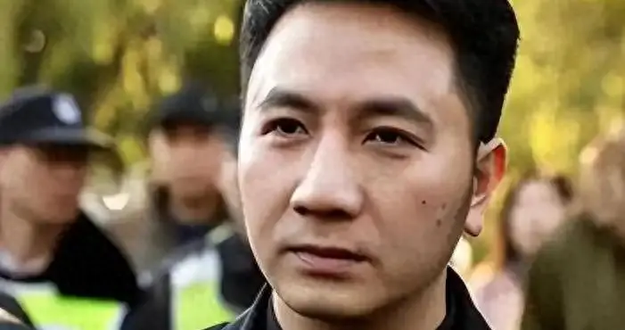 老婆孩子在天堂，他在澳洲住豪宅：九年了，深情人设终于谢幕了