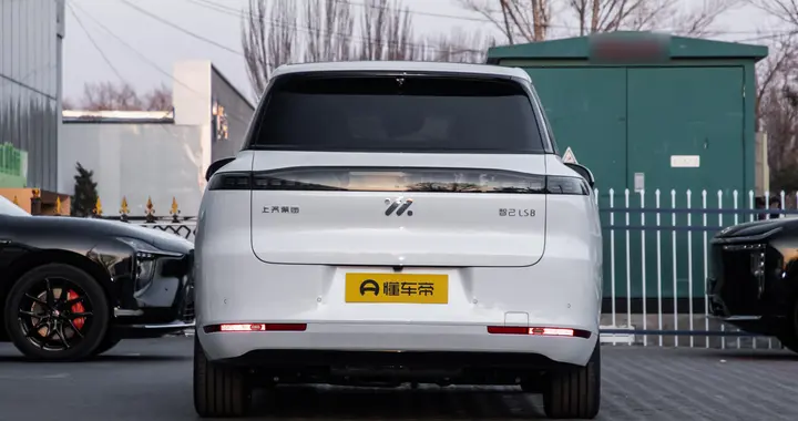 30万内旗舰SUV！智己LS8预售中！好开、能装、聪明、省心，全拉满