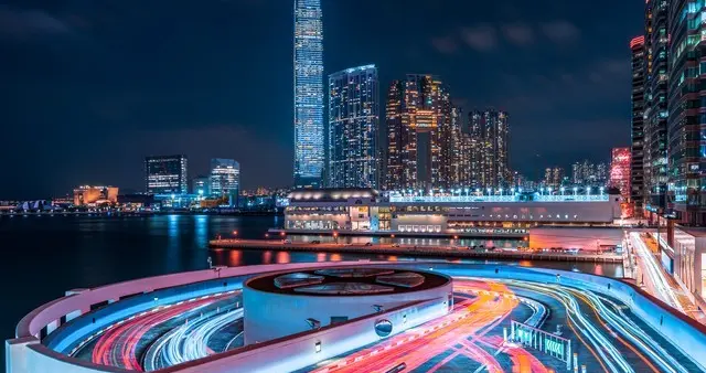 李嘉诚被骂跑路十几年，结果他攒的油田比整个英国还大