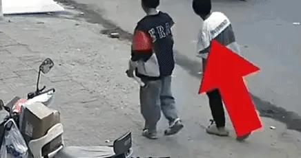 男子持续多年朝商店扔钱