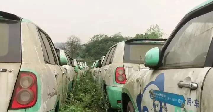 重庆荒山上发现大量废弃电车，整整齐齐停满山坡，到底是什么原因