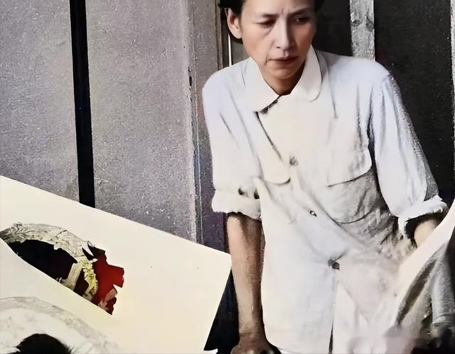 1950年，林徽因和梁思成的罕见合影，两人抱病讨论国徽设计方案！