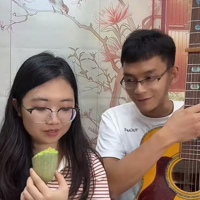 热点追踪者：今晚，唐尚珺和小周准时开播。