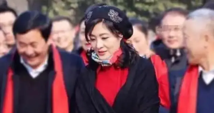 成名后抛弃初恋丈夫，转身嫁给富商的周涛，现在生活是什么模样？