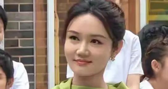 央视主持人龙洋：才华横溢，美貌和智慧并存