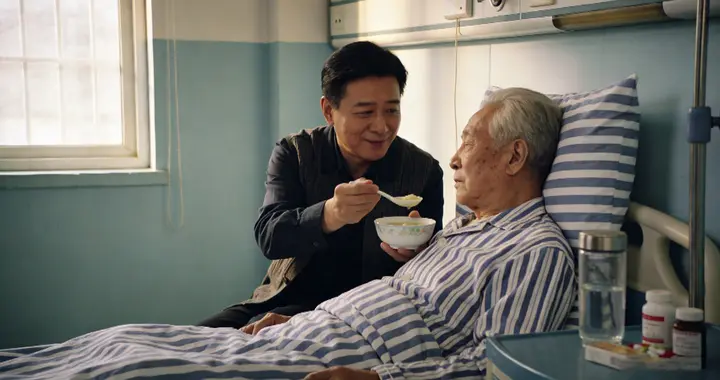 医院里：儿子照顾父亲谈钱，是不孝还是太真实？