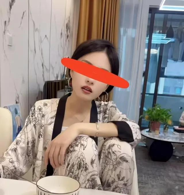 男子给前妻送生活费，不料竟被前妻留下过夜，男子：复婚有望了