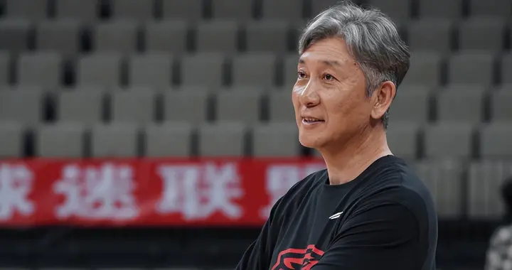 辽篮名宿郑永刚，退役成名帅，56岁财富自由，女儿1米8很漂亮