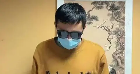 大快人心！在莫大披旭日旗被遣返，一个历史系学生输掉了什么？
