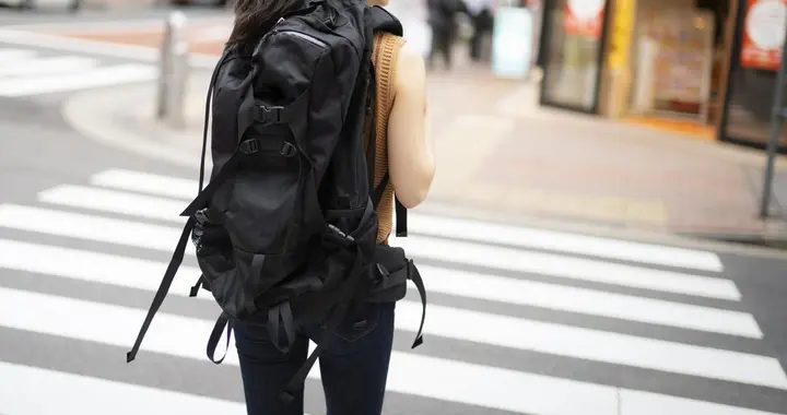 女子徒步装蒜，凭什么逼小吃店老板善良