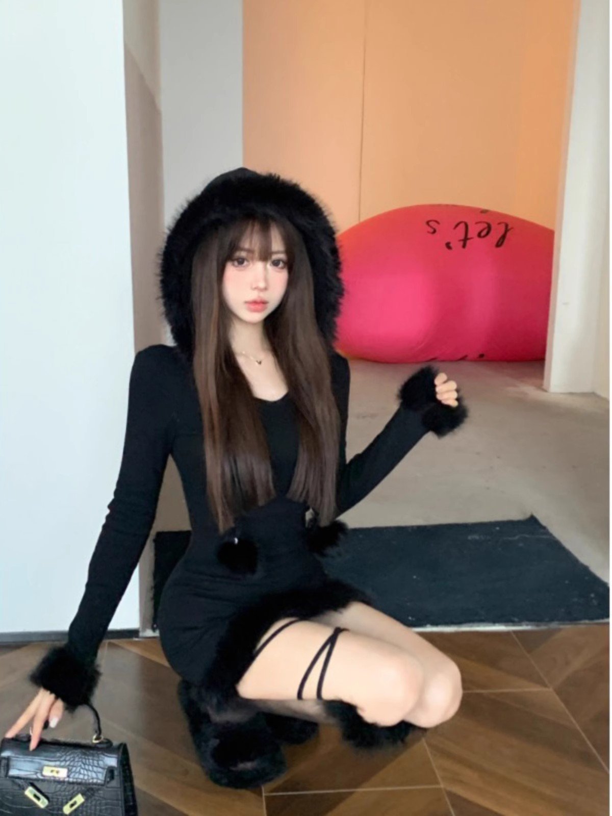 辣妹毛绒绒拼接连帽连衣裙女秋冬新款黑色