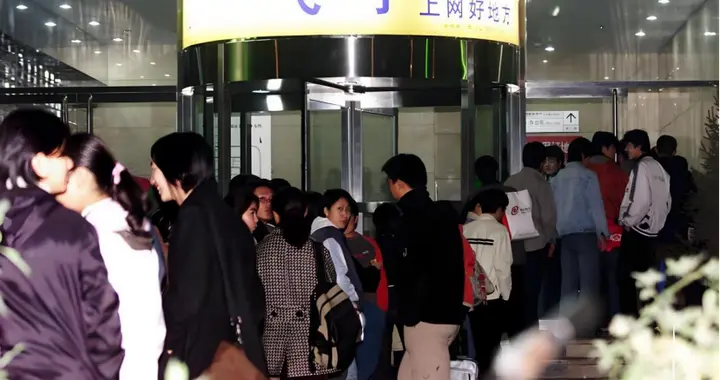 从人满为患到接连倒闭，几乎“消失”的网吧，为何忽然复活了？