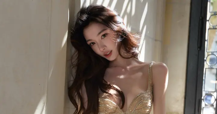 柔光+鎏金礼服，梦玲天生红毯氛围感美女