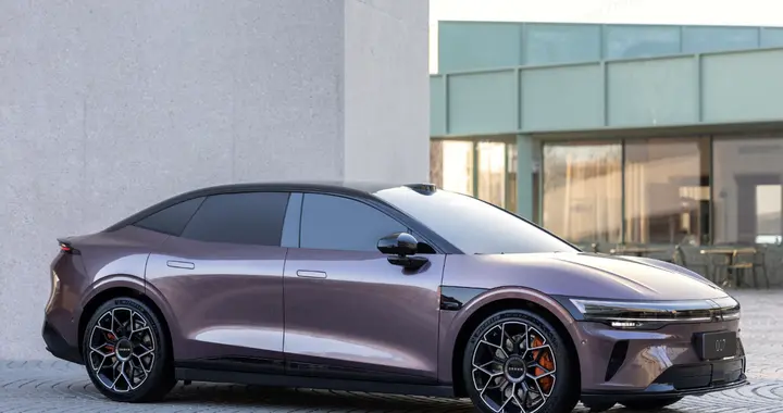 极氪焕新7系开启预售 双车全新升级900V架构