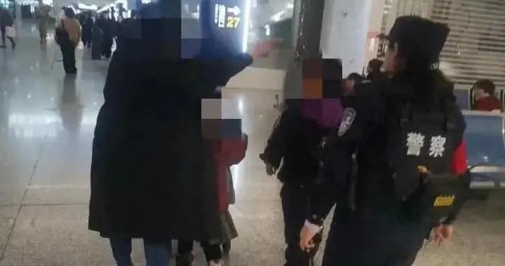 女子独自带三娃赶火车，老大走丢找回后，老二又不见了，情绪不稳