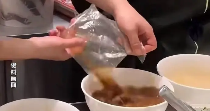 和府捞面“调料包”事件：预制菜争议背后的行业真相