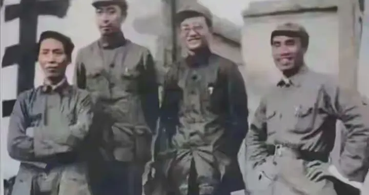 这是刚走完长征的毛主席，周总理，朱老总，另一个是谁有知道的吗