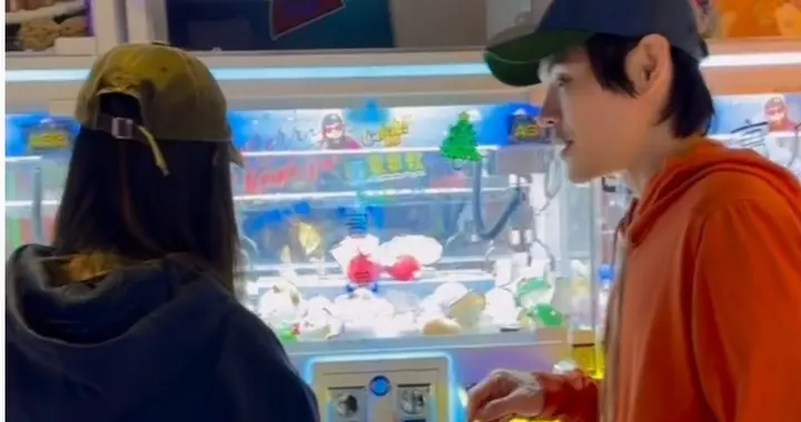 向佐带一双儿女滑雪游玩，陪郭碧婷抓娃娃，一家互动温馨又甜蜜