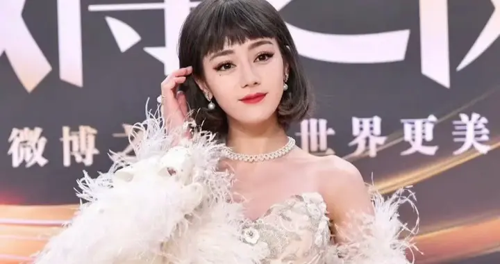 不想挨着迪丽热巴走红毯，对比太惨烈，迪丽热巴被称为定毯神针。