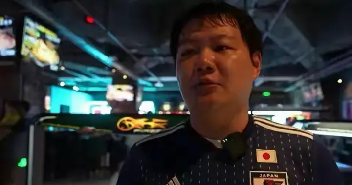 上海深夜太刺眼！一群中国人穿日本国旗球衣疯狂狂欢