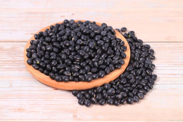 钾是香蕉4倍，夏天宁可少吃肉也要多吃，腿脚有劲精神好，别不懂