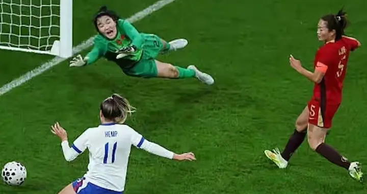 步男足后尘，中国女足0-8不敌英格兰，5分钟丢3球，信心被击溃。