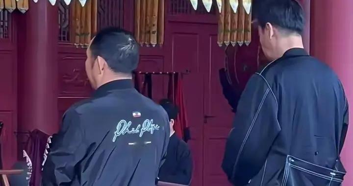 网友偶遇辛柏青天台山祈福，思念亡妻双眼通红，爱是过好自己