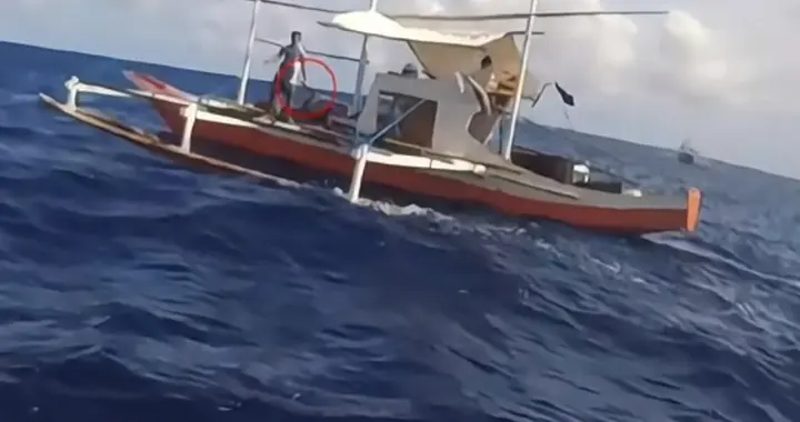 碰瓷升级，菲“武装渔民”持刀挑衅，中国海警用镰刀割绳回击