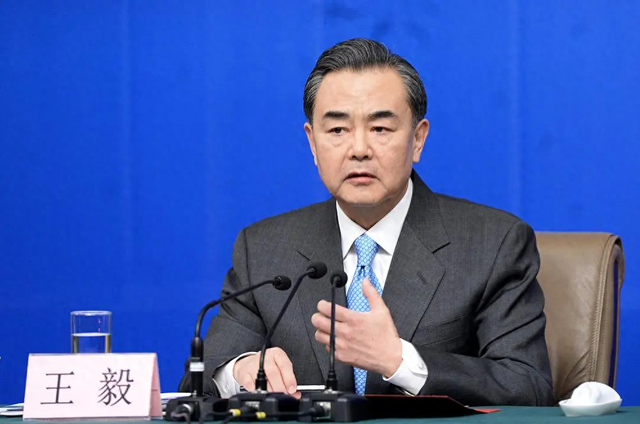 王毅奉劝菲方，别沿着错误方向走下去，话音刚落，马科斯态度强硬