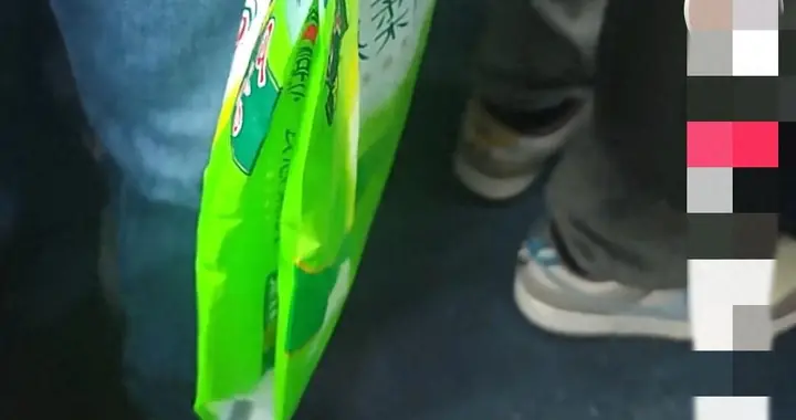 地球人的通勤包包越来越抽象了，网友：我每天都拿红色塑料袋出门