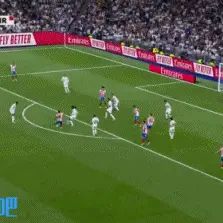 球场慢镜头：门将卢宁被气到到愤怒挥拳！！