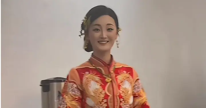 大衣哥前儿媳陈亚男订婚了，新老公帅过朱小伟，唯独这点不及