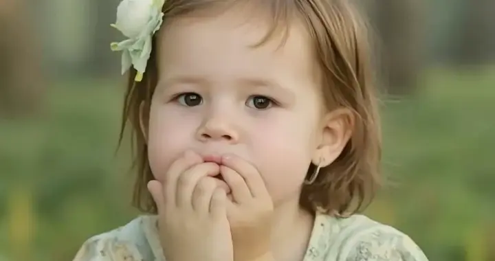 莉莉贝特“真容”又曝光了！这次像极了夏洛特公主，太美了！