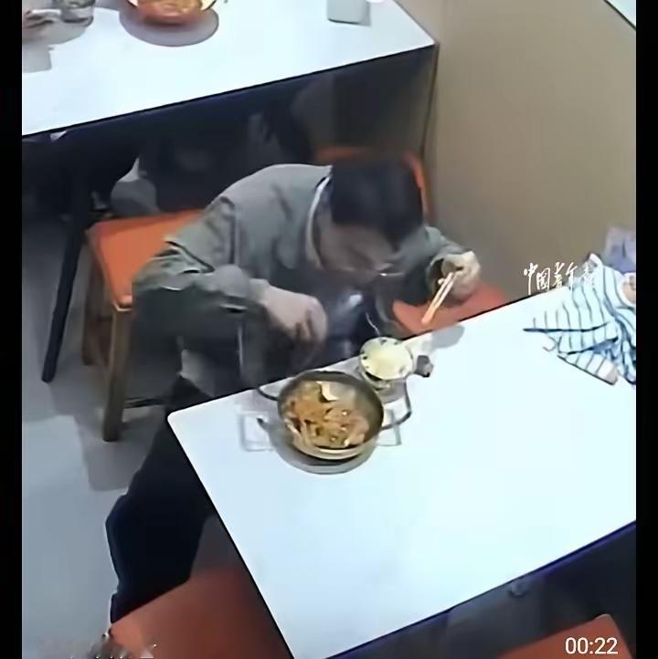 聊热点虽然餐馆里饭菜中出现头发完全不应该，也是餐馆的责任和问题；但说实...