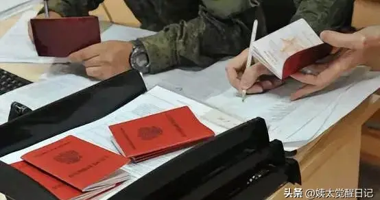 俄罗斯征兵出奇招：新兵不上前线，老兵回家，这仗怎么打？
