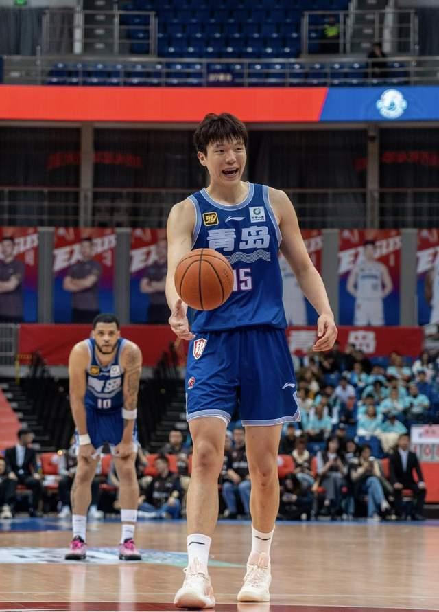 杨瀚森赴美特训消息！杨瀚森向NBA发起冲击，却有一件事让他烦恼