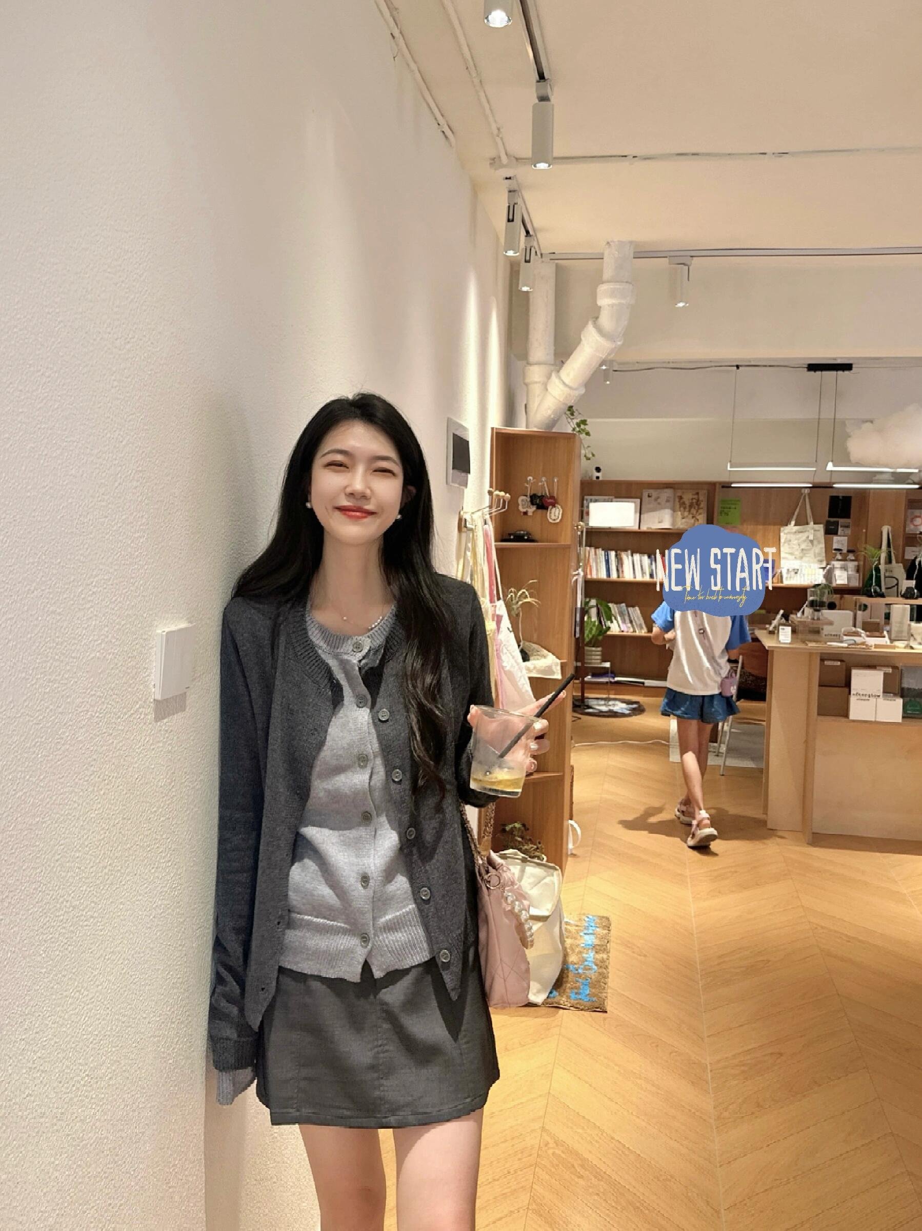 假两件针织衫灰色包臀短裙新年穿搭一整套