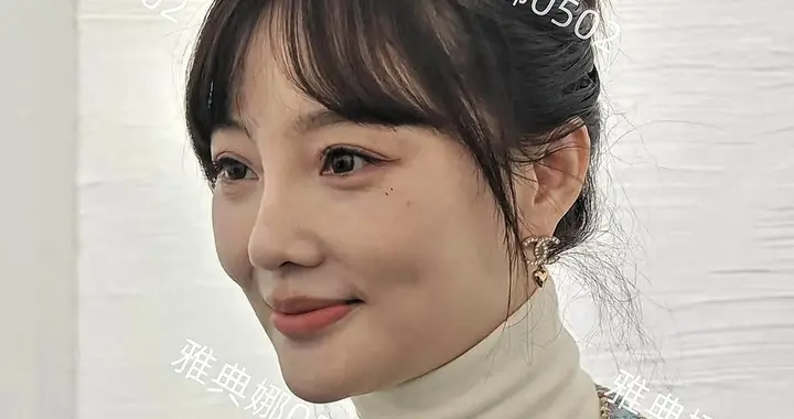 离开了美颜滤镜的甜馨妈妈，根本没网上夸的那么年轻漂亮脸肿的很