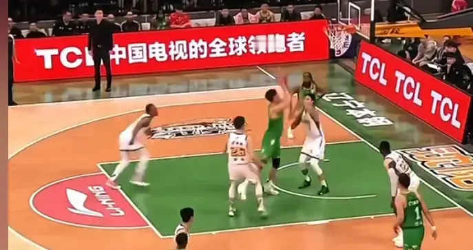 辽篮韩德君最新动态，退役后目前在直播带货卖草莓，和贺天举互动