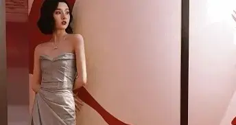 薄荷绿惊艳全场！宋祖儿华伦天奴新春活动"名伶风"造型引爆热搜