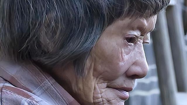 小贩快跑：78岁老人欠银行2000块，7