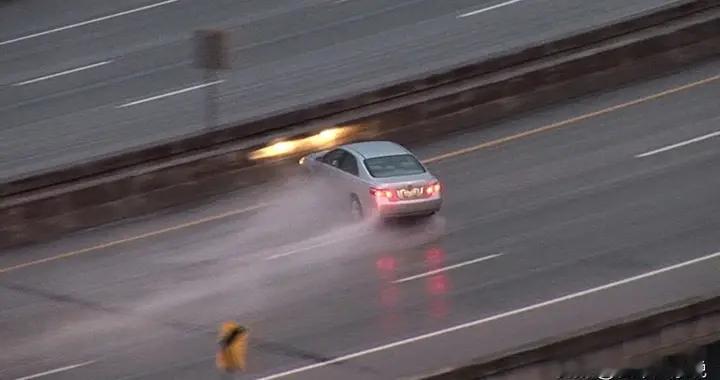 雨天，车速超过100和地面的摩擦力就没有了吗?