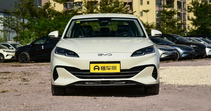 比亚迪终于不"挤"了！这车空间大，油耗低，家用真香