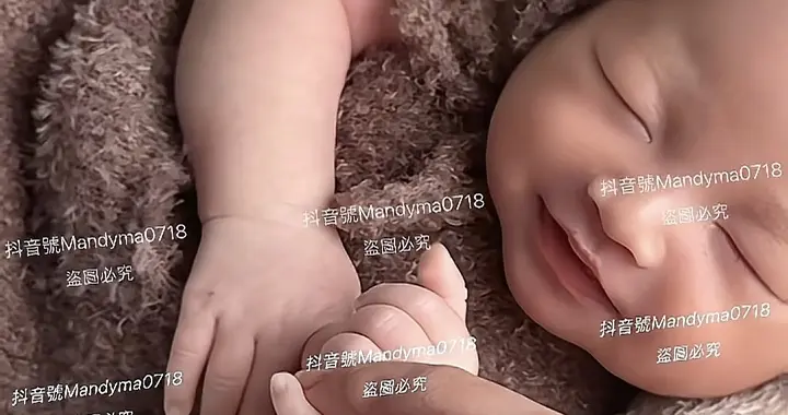 马筱梅更新动态，晒出小汪宝的满月照片，遗传妈妈元宝嘴，好可爱