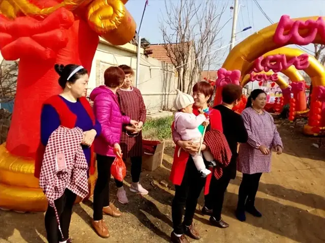 婚礼当天没人接亲，新郎一家去海南旅游，新娘妈：我就要一个态度
