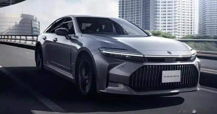 全新一代丰田皇冠曝光，内配竖向大屏，搭载2.4T混合动力系统